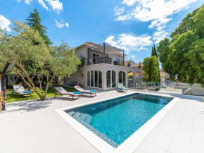 Villa B&D ZADAR for the complete pleasure of vacation !HEATED! PRIVATE POOL! Green oasis in the CENTER of ZADAR, 100m from the SEA